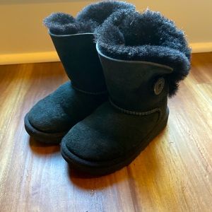 TODDLER UGGS - BLACK BAILEY BUTTON